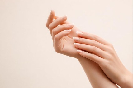 Молодые и увлажненные руки